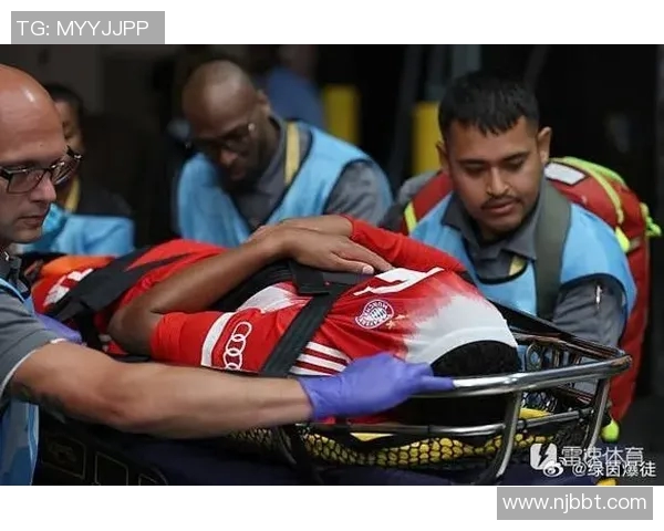 足球明星场上瞬间倒地背后的故事与情感瞬间解析